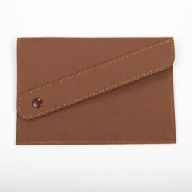 Porta documenti cucito con fascia obliqua e bottone